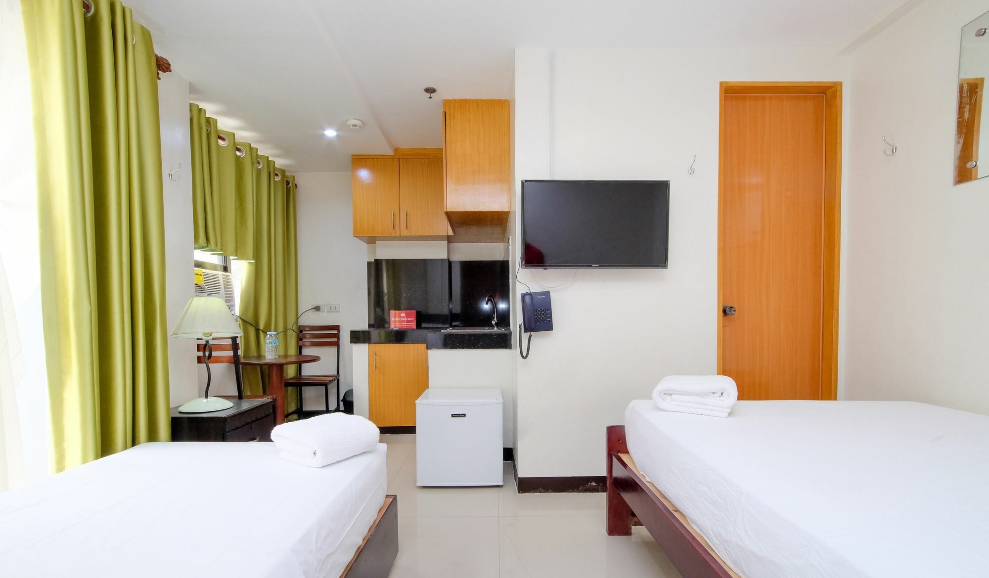 Zen Rooms Time Travellers Makati Makati City Exterior photo